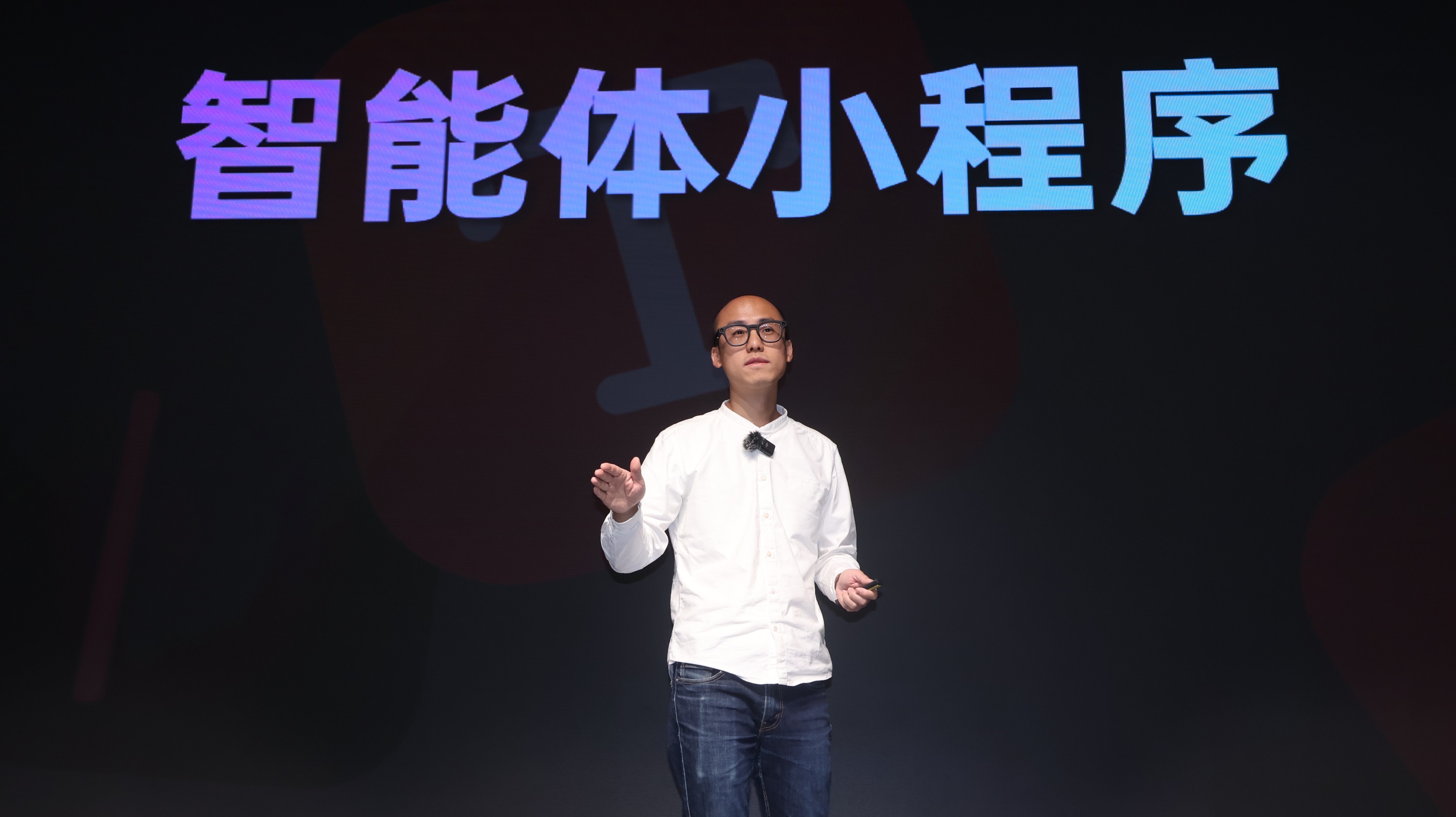 Looktech发布融合AI的智能眼镜:轻便舒适,功能强大